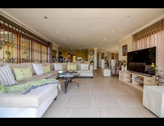 4 BEDROOM HOUSE FOR SALE IN CONSTANTIA KLOOF